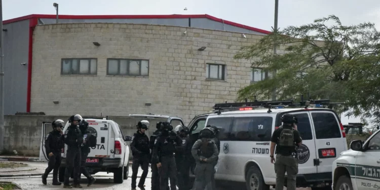 Cientos de policías irrumpen en una ciudad beduina