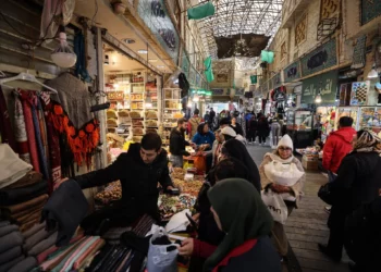 Comerciantes de Teherán cierran tiendas por crisis y caída del rial