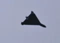 Una fotografía tomada el 27 de diciembre de 2025 muestra un dron Shahed 136 (Geranium-2) de diseño iraní utilizado por el ejército ruso sobrevolando Kiev durante un ataque con drones y misiles rusos, en medio de la invasión rusa de Ucrania. (Foto de Sergei SUPINSKY / AFP)