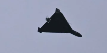 Una fotografía tomada el 27 de diciembre de 2025 muestra un dron Shahed 136 (Geranium-2) de diseño iraní utilizado por el ejército ruso sobrevolando Kiev durante un ataque con drones y misiles rusos, en medio de la invasión rusa de Ucrania. (Foto de Sergei SUPINSKY / AFP)