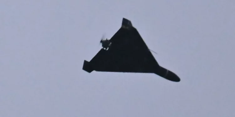 Una fotografía tomada el 27 de diciembre de 2025 muestra un dron Shahed 136 (Geranium-2) de diseño iraní utilizado por el ejército ruso sobrevolando Kiev durante un ataque con drones y misiles rusos, en medio de la invasión rusa de Ucrania. (Foto de Sergei SUPINSKY / AFP)