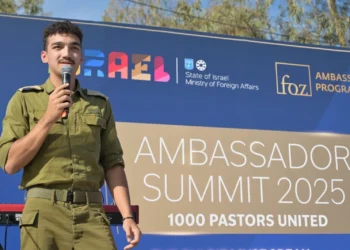 Edan Alexander, rehén liberado, visita el lugar del ataque en el festival Nova