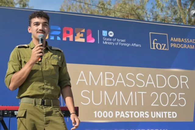 Edan Alexander, rehén liberado, visita el lugar del ataque en el festival Nova