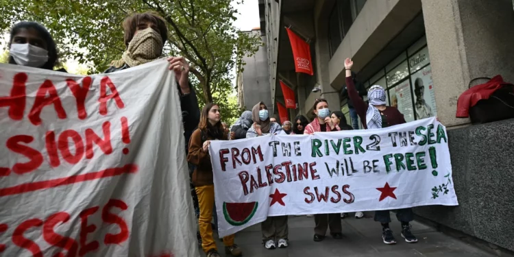 Conservadores británicos exigen deportar a estudiantes extranjeros antisemitas