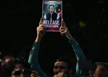 Pakistán condena al exprimer ministro Imran Khan y a su esposa a 17 años de prisión por un caso de corrupción