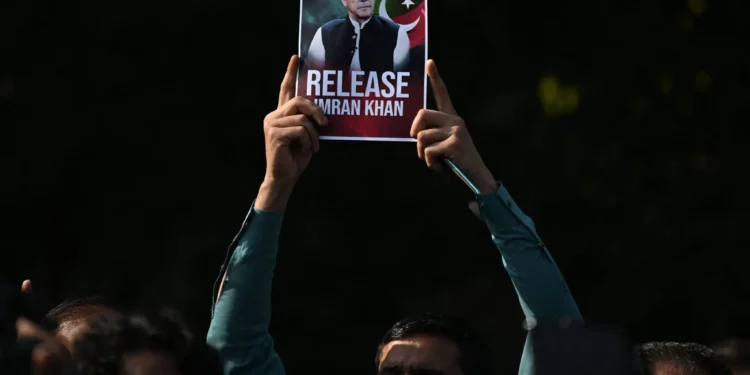 Pakistán condena al exprimer ministro Imran Khan y a su esposa a 17 años de prisión por un caso de corrupción