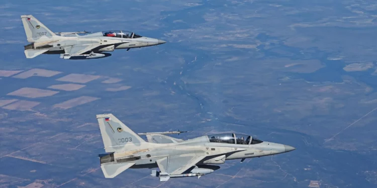 El FA-50 de bajo costo logra abatir a un F-22 Raptor en maniobras