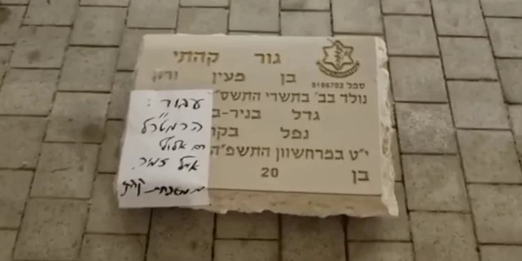 Familia de un soldado caído lleva lápida militar a sede del ejército israelí en protesta