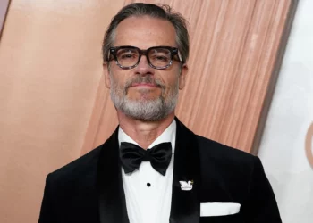 Guy Pearce se disculpa por difundir teorías antisemitas en redes sociales