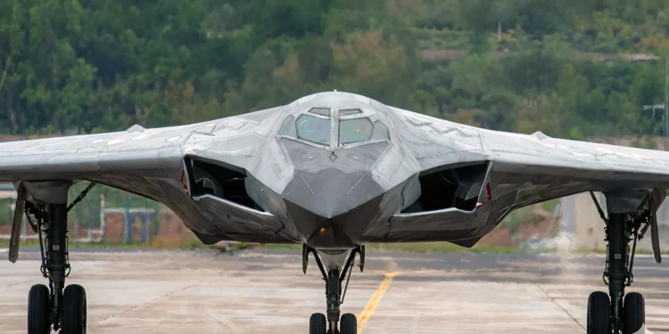 El bombardero H-20 de China se prepara para su primera misión