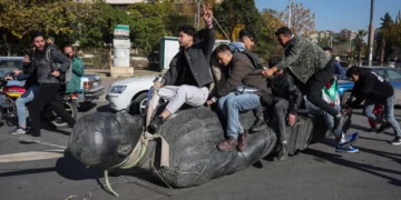 Exiliados de Assad en Rusia financian milicias para recuperar el poder en Siria