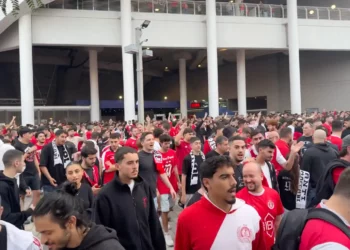 Aficionados del Hapoel Tel Aviv expulsados por camisetas contra la policía