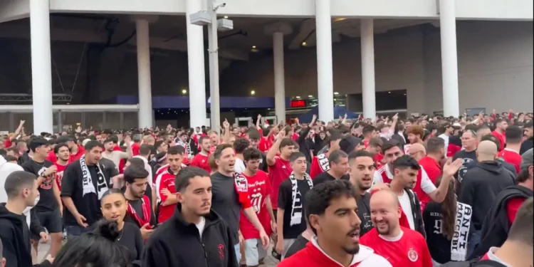Aficionados del Hapoel Tel Aviv expulsados por camisetas contra la policía