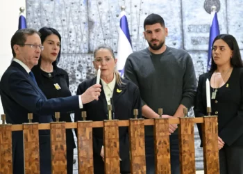 Herzog enciende Janucá con familia del último rehén retenido en Gaza