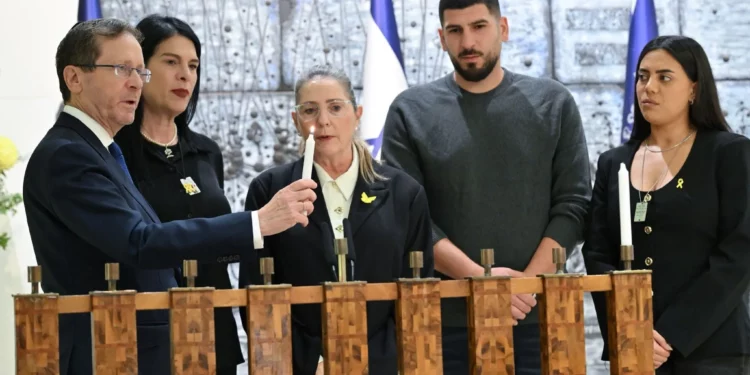 Herzog enciende Janucá con familia del último rehén retenido en Gaza