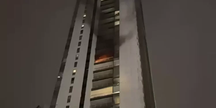 Incendio en la planta 22 de la Torre Midtown de Tel Aviv