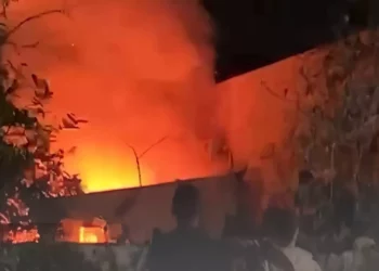 Gas lacrimógeno israelí causa incendio en vivienda palestina