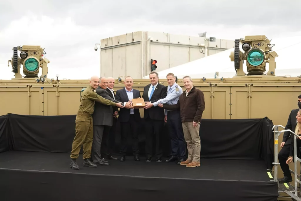 El primer sistema operativo de defensa aérea láser de alta potencia Iron Beam del ejército israelí, mostrado durante una ceremonia de entrega en las instalaciones de Rafael Advanced Defense Systems, el 28 de diciembre de 2025. (Oficina del Ministro de Defensa)