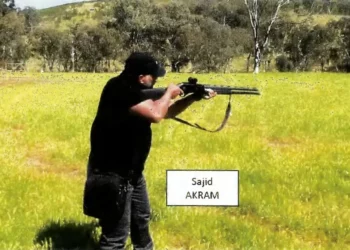 Esta foto de un documento judicial publicado por los tribunales de Nueva Gales del Sur como parte de la hoja informativa policial del 22 de diciembre de 2025, muestra una captura de pantalla tomada a partir de un vídeo grabado a finales de octubre de 2025 en el que Sajid Akram disparaba una escopeta y se movía de manera táctica en una zona rural, sospechosa de estar en Nueva Gales del Sur. (Folleto / Tribunales de NSW / AFP)