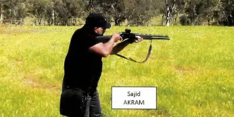 Esta foto de un documento judicial publicado por los tribunales de Nueva Gales del Sur como parte de la hoja informativa policial del 22 de diciembre de 2025, muestra una captura de pantalla tomada a partir de un vídeo grabado a finales de octubre de 2025 en el que Sajid Akram disparaba una escopeta y se movía de manera táctica en una zona rural, sospechosa de estar en Nueva Gales del Sur. (Folleto / Tribunales de NSW / AFP)