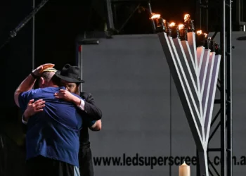 La conmemoración en Bondi concluye con el encendido de velas de Jánuca en honor a los primeros intervinientes y a las familias de las víctimas.