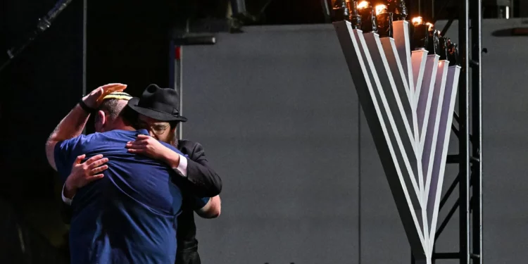 La conmemoración en Bondi concluye con el encendido de velas de Jánuca en honor a los primeros intervinientes y a las familias de las víctimas.