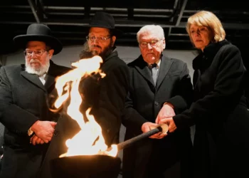 Presidente alemán enciende velas de Janucá con judíos de Berlín