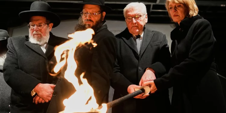 Presidente alemán enciende velas de Janucá con judíos de Berlín