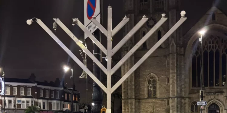 Policía de Londres investiga vandalismo de menorás como crímenes de odio