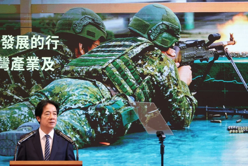 El presidente de Taiwán, Lai Ching-te, ofrece una rueda de prensa sobre el 'Plan de Acción para la Salvaguardia de la Taiwán Democrática y la Seguridad Nacional' en el Edificio de la Oficina Presidencial de Taipéi el 26 de noviembre de 2025. (I-Hwa Cheng / AFP) 