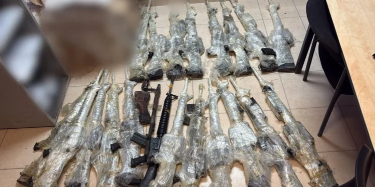 Las Fuerzas de Defensa de Israel informan que durante la noche sus tropas detuvieron un dron dedicado al contrabando de armas tras penetrar en territorio israelí.