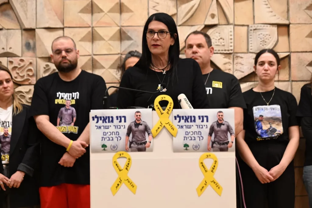 Madre de rehén asesinado viajará con Netanyahu para reunión con Trump