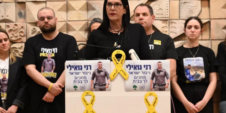 Madre de rehén asesinado viajará con Netanyahu para reunión con Trump