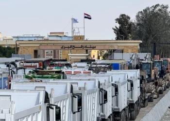 Camiones y maquinaria pesada egipcios se alinean en el lado egipcio del paso fronterizo de Rafah con la Franja de Gaza el 26 de octubre de 2025. (AFP)