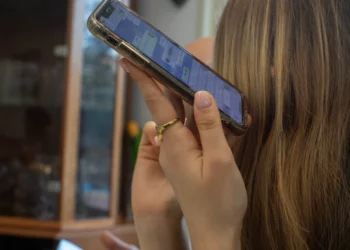 Israel prohibirá teléfonos móviles en escuelas primarias desde febrero