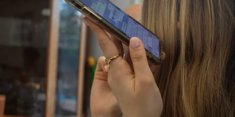 Israel prohibirá teléfonos móviles en escuelas primarias desde febrero