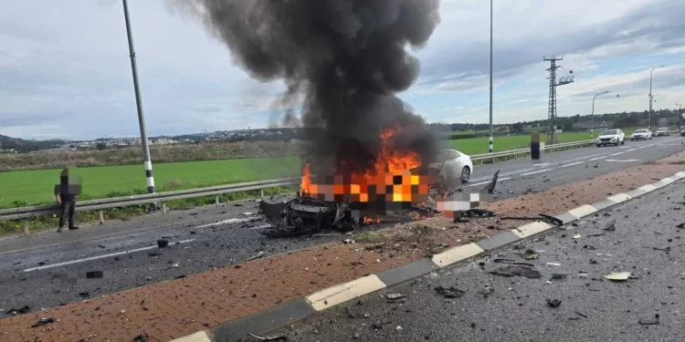 Mujer muere en explosión de coche en autopista del norte de Israel