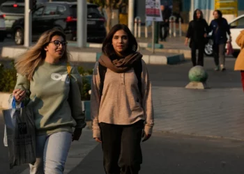 Diputados de Irán acusan al Poder Judicial de no aplicar la ley del velo obligatorio