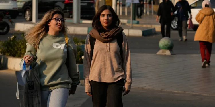 Diputados de Irán acusan al Poder Judicial de no aplicar la ley del velo obligatorio