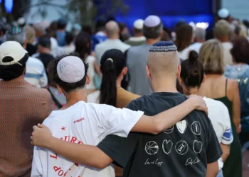 Líder judío en Bondi lee un mensaje de Ahmed de quien desarmó al terrorista: “Estoy con ustedes”