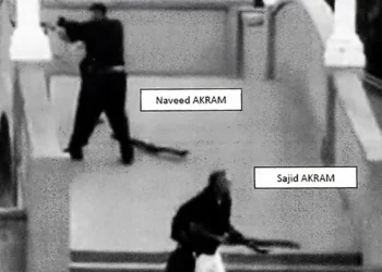 Esta fotografía, procedente de una prueba judicial y publicada por los tribunales de Nueva Gales del Sur como parte de la hoja informativa de la policía el 22 de diciembre de 2025, muestra a Sajid y Naveed Akram, armados con tres armas de fuego, presuntamente disparando contra la multitud reunida en Archer Park, en Bondi Beach, Sídney, el 14 de diciembre de 2025, en un ataque terrorista dirigido contra un evento judío. (Fotografía facilitada por los tribunales de Nueva Gales del Sur / AFP)