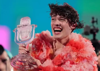Nemo devuelve el trofeo de Eurovisión por la participación de Israel