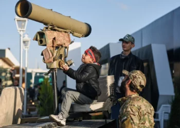 Un niño examina el equipo militar mientras los visitantes recorren la 'Exposición Militar de la Revolución Siria', que se inauguró la semana pasada antes del primer aniversario del derrocamiento del régimen de Bashar al-Assad en Damasco, Siria, el 7 de diciembre de 2025. (Foto AP/Ghaith Alsayed)