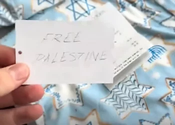 Bloomingdale's despide a empleada por nota “Free Palestine” en pijamas de Jánuca