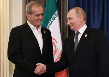 El presidente iraní Masoud Pezeshkian, a la izquierda, y el presidente ruso Vladimir Putin, a la derecha, se dan la mano durante su reunión al margen de la cumbre de la Organización de Cooperación de Shanghái en Tianjin, China, el 1 de septiembre de 2025. (Alexander Kazakov, Sputnik, Kremlin Pool Photo vía AP)