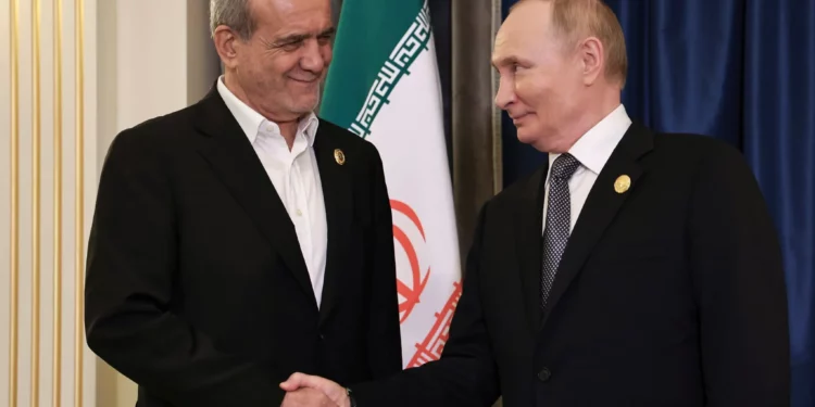 El presidente iraní Masoud Pezeshkian, a la izquierda, y el presidente ruso Vladimir Putin, a la derecha, se dan la mano durante su reunión al margen de la cumbre de la Organización de Cooperación de Shanghái en Tianjin, China, el 1 de septiembre de 2025. (Alexander Kazakov, Sputnik, Kremlin Pool Photo vía AP)