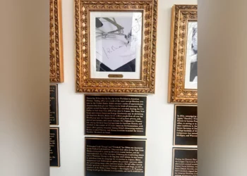 Trump lanza nuevas pullas a Biden y Obama con nuevas placas añadidas al Paseo de la Fama Presidencial de la Casa Blanca