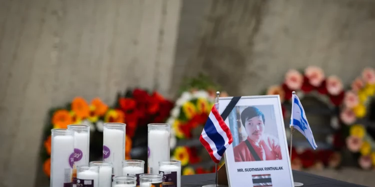 El cuerpo del último rehén tailandés Sudthisak Rinthalak llega a Bangkok