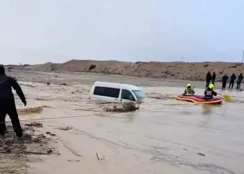Rescatan a familia atrapada por riada en el sur de Israel tras desbordamientos por lluvias