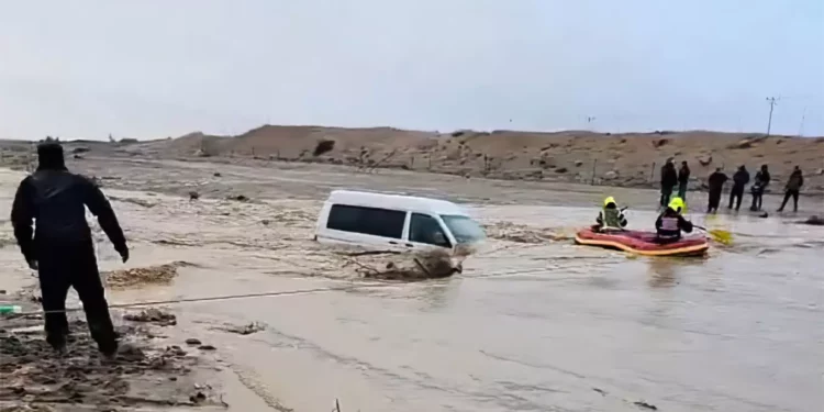 Rescatan a familia atrapada por riada en el sur de Israel tras desbordamientos por lluvias